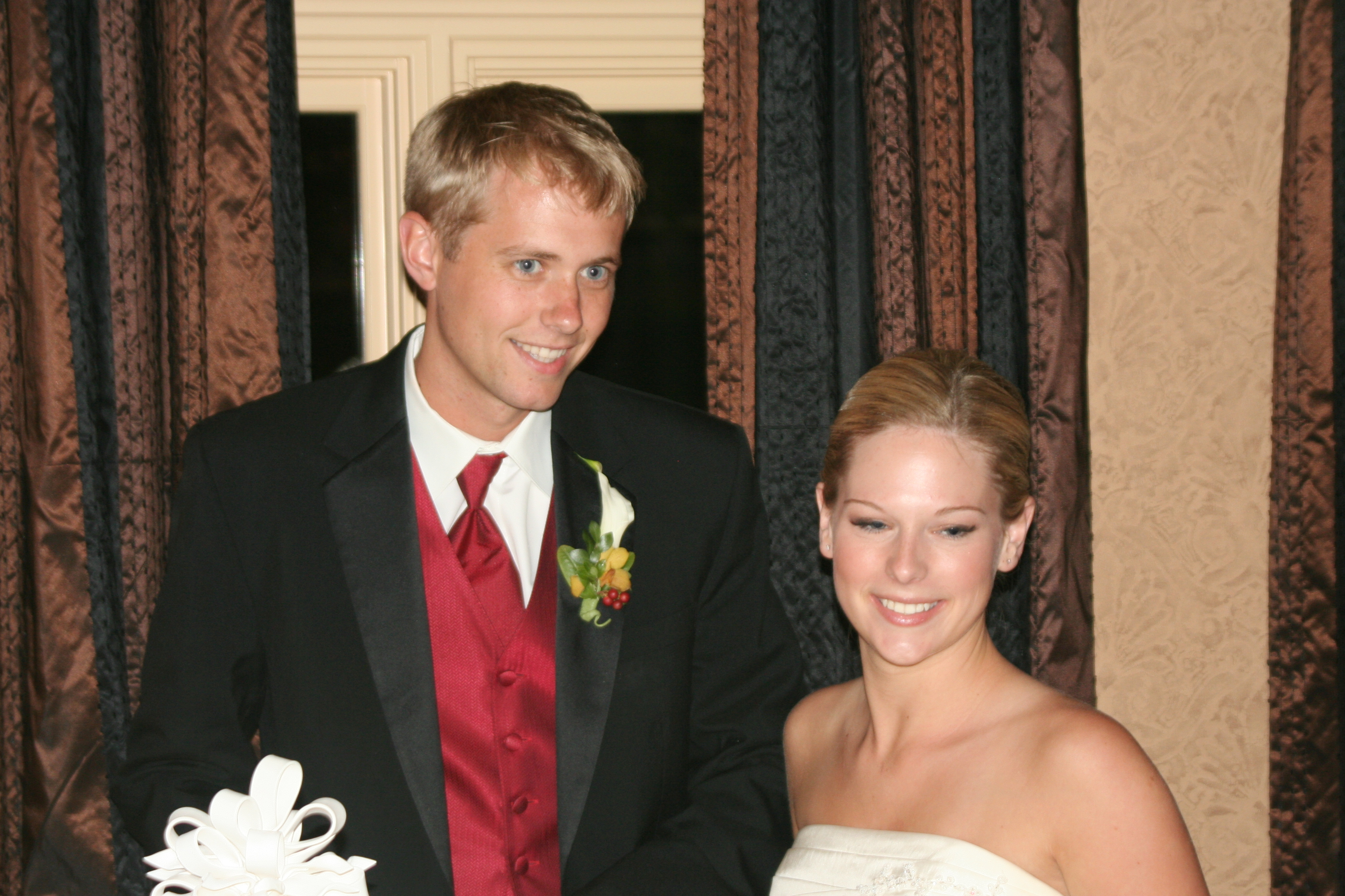 Cutting wedding cake
